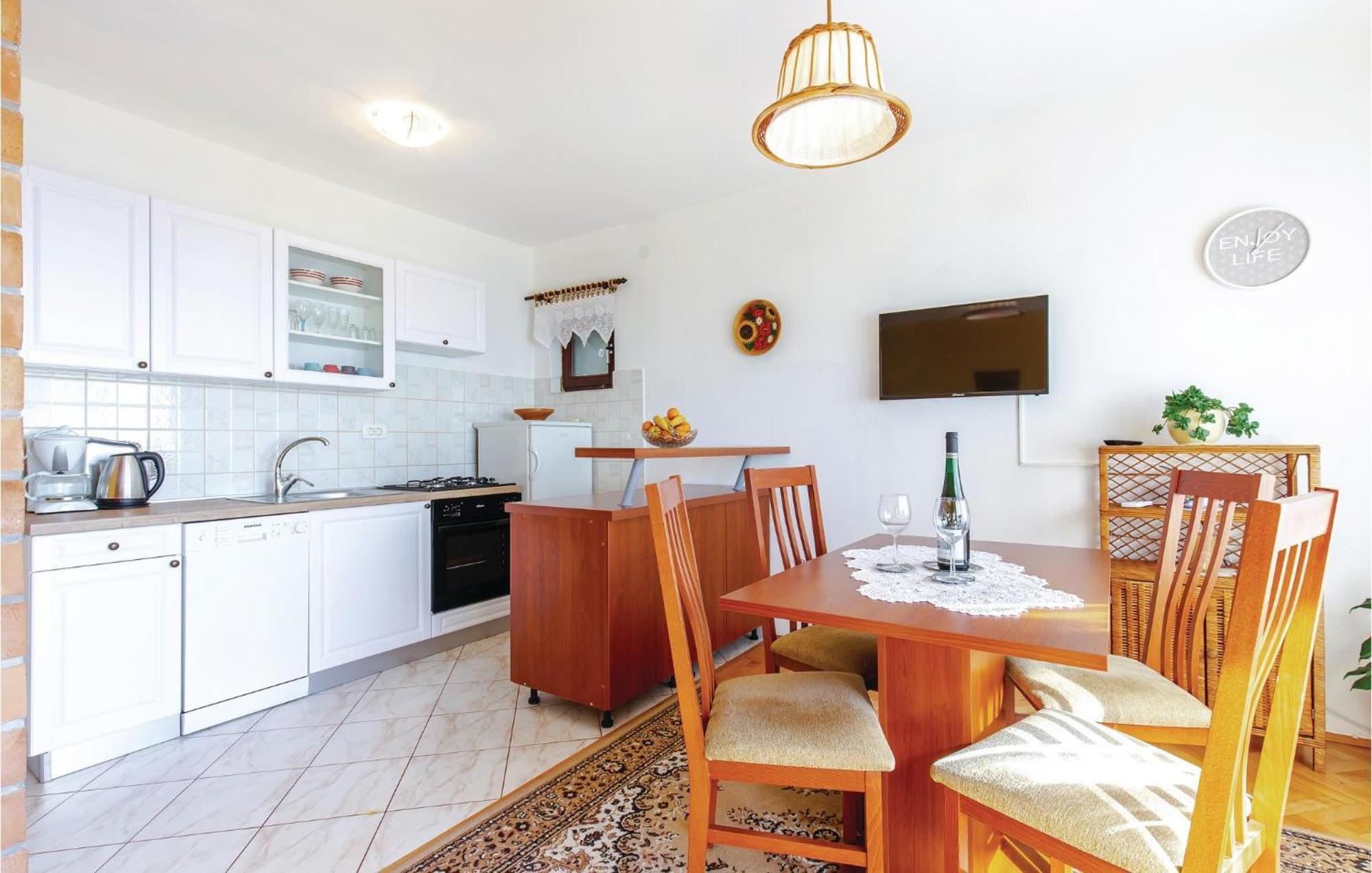 Stunning Apartment In Novi Vinodolski With Wifi ภายนอก รูปภาพ